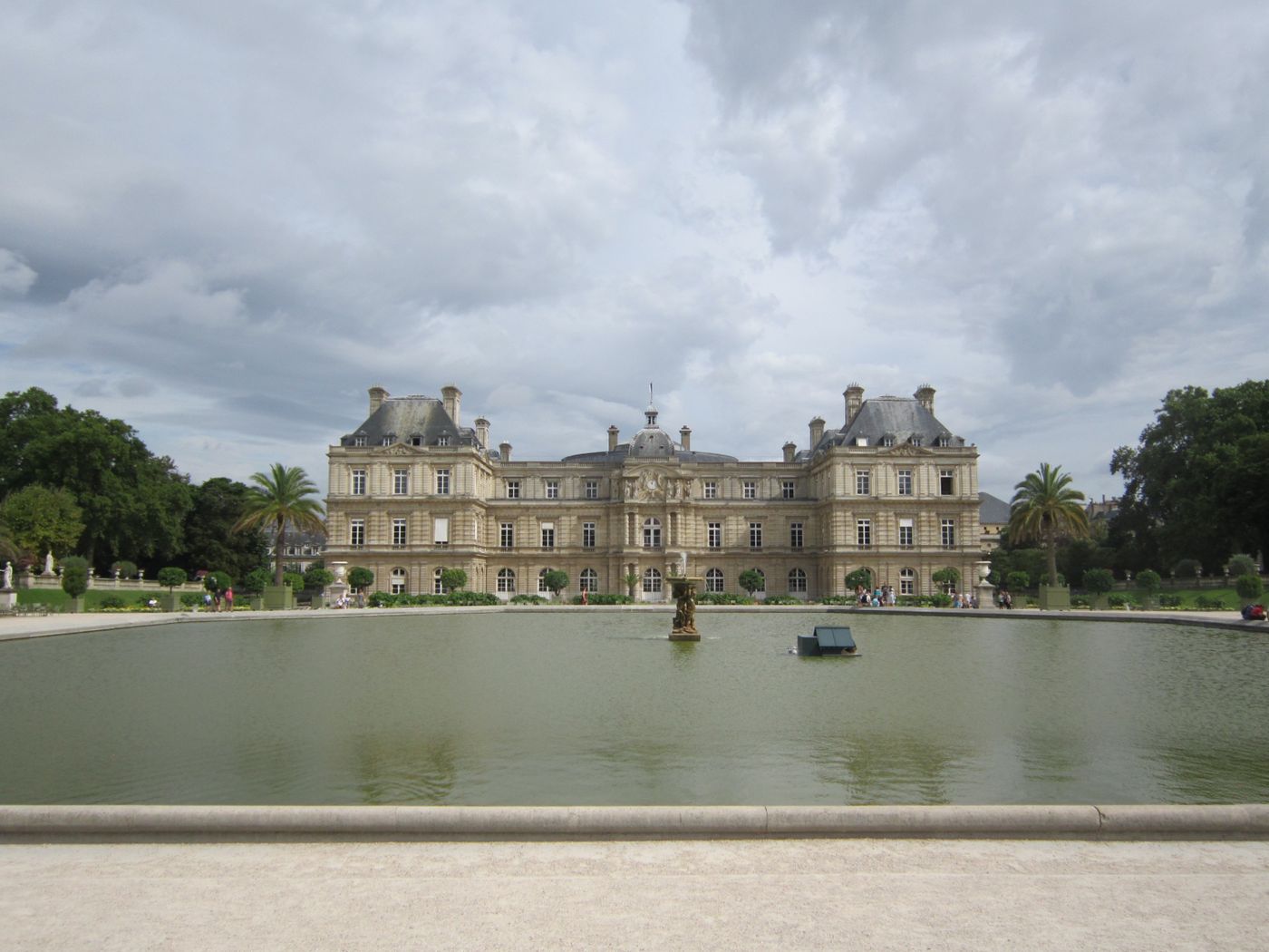 La façade du palais du Luxembourg, siège du Sénat, derrière le grand bassin du jardin